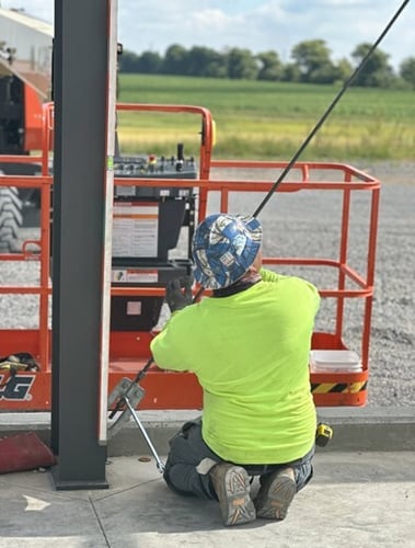 Erector on site with DB Keen-1